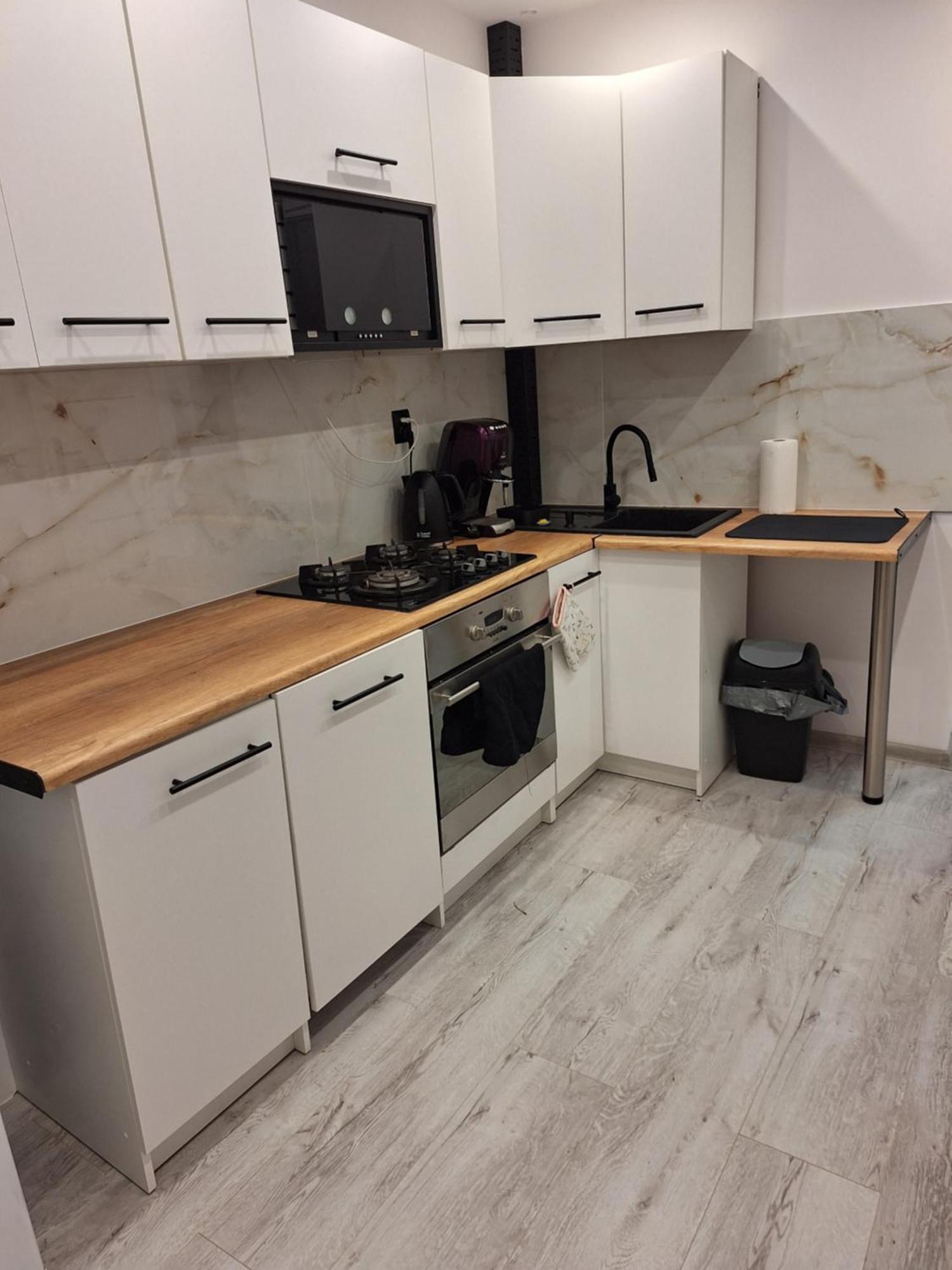 Apartament Z Jacuzzi W Centrum Katowic คาโตวีตเซ ภายนอก รูปภาพ