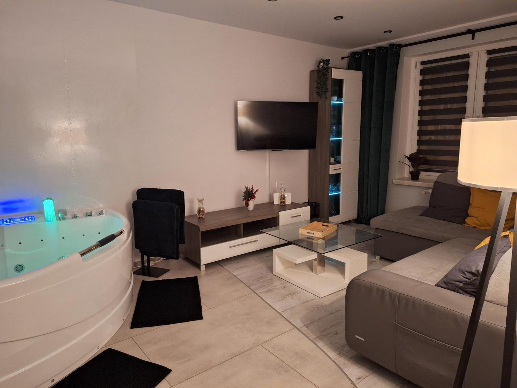 Apartament Z Jacuzzi W Centrum Katowic คาโตวีตเซ ภายนอก รูปภาพ