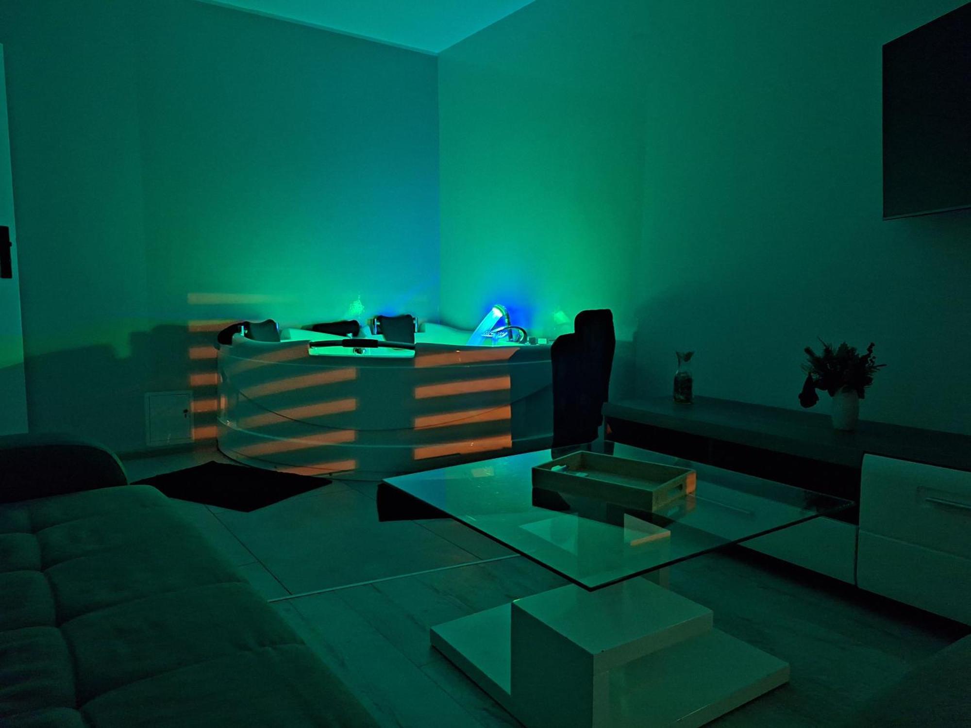 Apartament Z Jacuzzi W Centrum Katowic คาโตวีตเซ ภายนอก รูปภาพ